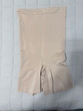 Spanx Nude/Shapewear High-Waist Sculpting Shorts